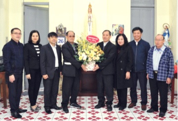 Đoàn Ủy ban MTTQVN thành phố và UBĐKCGVN thành phố Hà Nội thăm, chúc mừng cha Giuse. Ảnh: Mạnh Cường