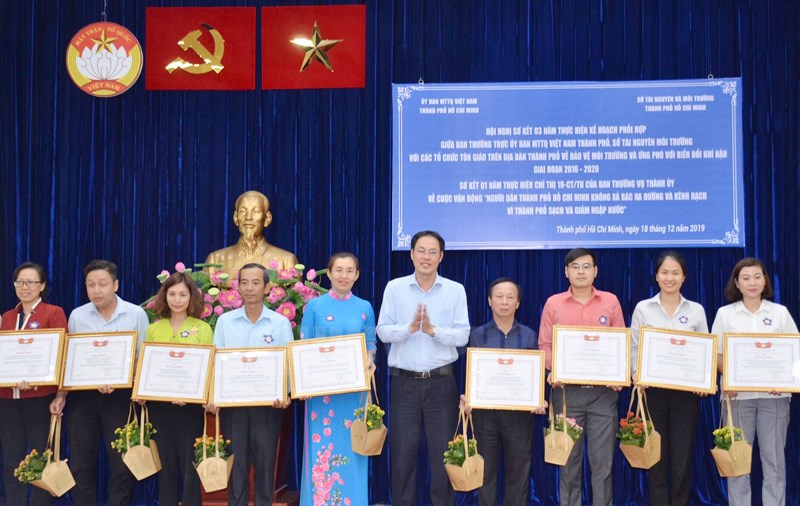 Ủy ban MTTQ Việt Nam TPHCM phối hợp Sở Tài nguyên và Môi trường TP tuyên dương, khen thưởng 25 mô hình hay, hiệu quả tại Hội nghị. Ảnh: Phương Dung