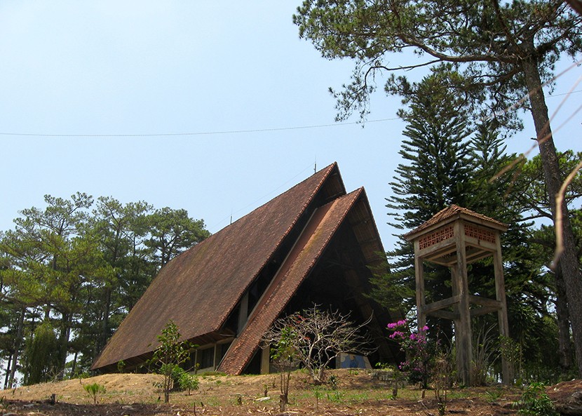 Kiến trúc nhà thờ độc đáo, cách điệu từ mái nhà rông cổ truyền của đồng bào các dân tộc Tây Nguyên kết hợp hài hòa với trường phái kiến trúc miền Nam nước Pháp. Ảnh: Lê Minh