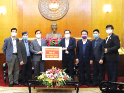 Chủ tịch Trần Thanh Mẫn tiếp nhận ủng hộ từ Mục sư Hội trưởng Nguyễn Hữu Mạc. 