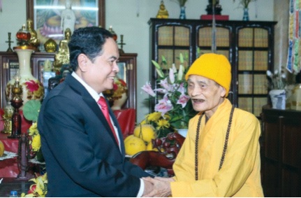 Ông Trần Thanh Mẫn trong một lần đến chúc Tết Đức Pháp chủ Giáo hội Phật giáo Việt Nam - Trưởng lão Hòa thượng Thích Phổ Tuệ. Ảnh: Kỳ Anh