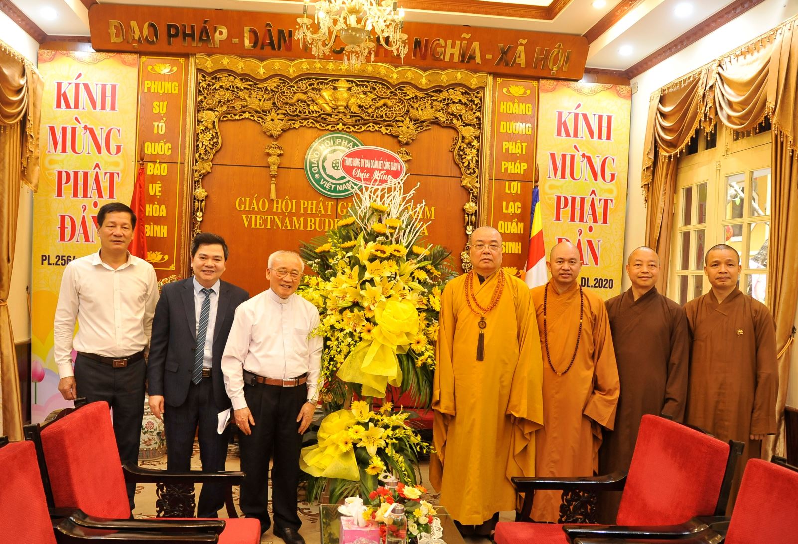 Linh mục Antôn Maria Dương Phú Oanh tăng hoa chúc mừng Giáo hội Phật giáo Việt Nam. Ảnh: Phạm Cường