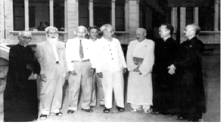 Chủ tịch Hồ Chí Minh với các đại biểu tôn giáo trong Quốc hội nước Việt Nam Dân chủ Cộng hòa năm 1960. Ảnh: TL