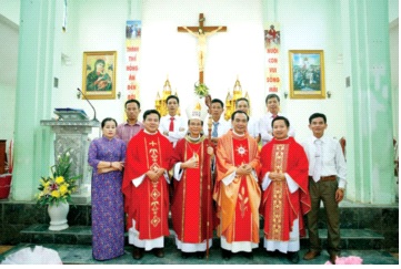 Đức cha Giuse Nguyễn Đức Cường , Giám mục giáo phận Thanh Hóa đã chủ tế thánh lễ nhận xứ của cha Giuse Phạm Văn Quế tại giáo xứ Phong Ý. Ảnh: CTV