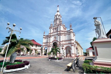 Nhà thờ Cù Lao Giêng được thiết kế theo mô-típ Romane. Ảnh: Lan Hương