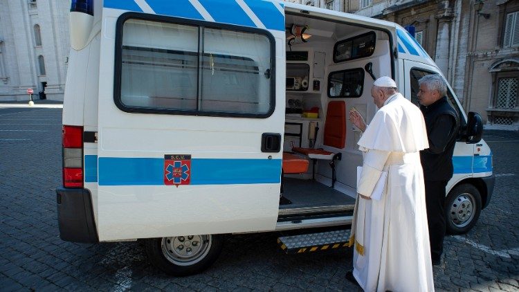 ĐTC tặng một xe cứu thương cho người nghèo ở Roma