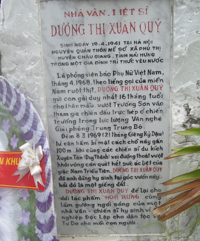Bia tưởng niệm Liệt sĩ Dương Thị Xuân Quý được dựng tại nơi chị hy sinh. Ảnh: Quế Hà 