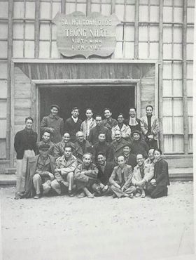 Linh mục Phạm Bá Trực (ngồi chính giữa) Đại hội toàn quốc thống nhất Việt Minh - Liên Việ (ảnh tư liệu)