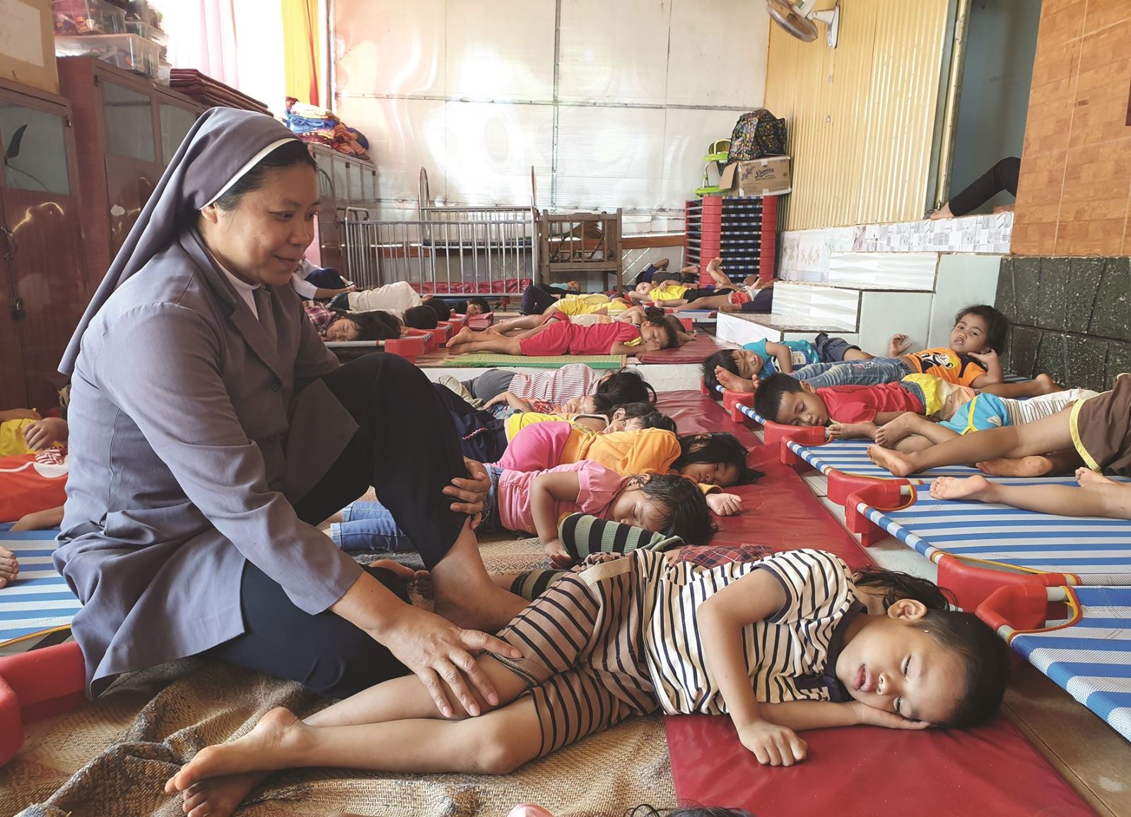 Nhờ sơ Nguyễn Thị Kim Chi mà các em nhỏ có hoàn cảnh khó khăn được quan tâm chăm sóc.