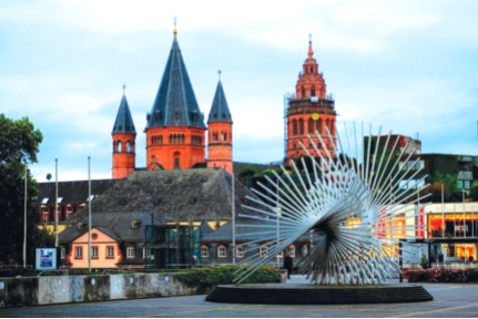 Nhà thờ Mainz là một công trình chứa trong nó tinh hoa của nhiều phong cách kiến trúc khác nhau. Ảnh: CTV