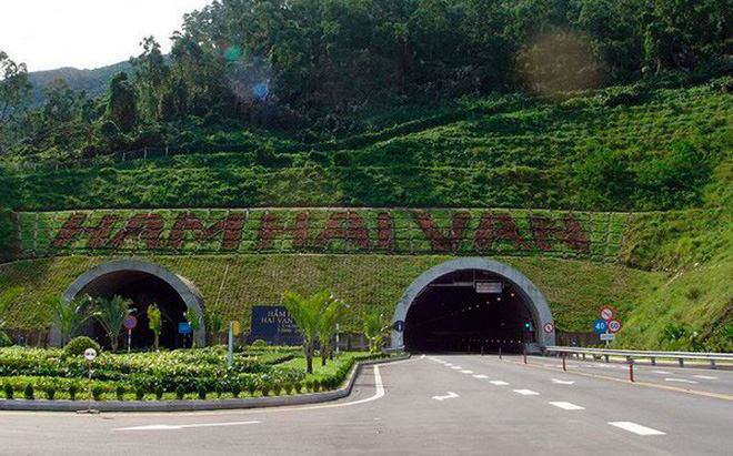 Hầm Hải Vân xuyên qua núi, thay thế cho đường đèo Hải Vân vốn có nhiều đoạn nguy hiểm cho giao thông. Ảnh: Bùi Hà