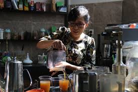 Đây là tâm sự của một chủ hộ kinh doanh tại Đắk Nông. Trước đó, tình hình dịch Covid-19 đã khiến nhiều hộ kinh doanh cà phê tỉnh Đắk Nông tạm thời đóng cửa theo yêu cầu của Chính phủ.