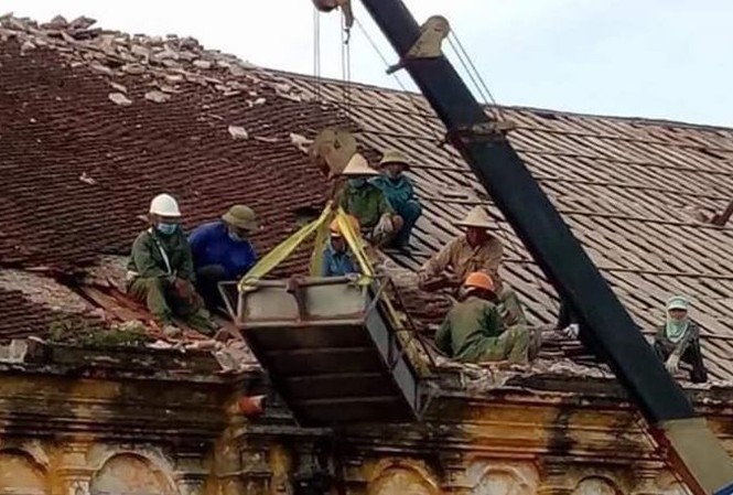 Nhà thờ Bùi Chu đang được tháo dỡ phần mái và sàn nhà. Ảnh: Tiến Đặng