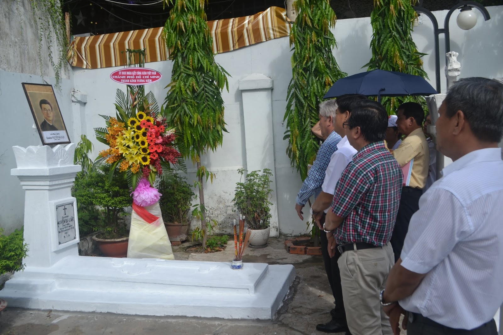 Đoàn Ủy ban ÐKCG Việt Nam TPHCM viếng mộ linh mục Gioakim Nguyễn Bá Luật. Ảnh: Kim Long