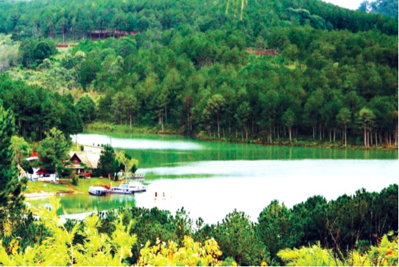 Hồ Tuyền Lâm rộng hơn 360ha, là địa điểm thích hợp cho các hoạt động thể thao, leo núi, chèo thuyền, câu cá. Ảnh: CTV