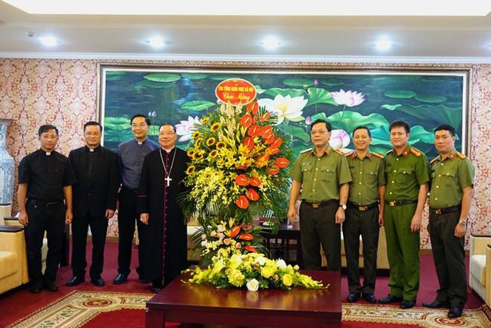 Thiếu tướng Nguyễn Hải Trung - Giám đốc CATP Hà Nội tiếp đoàn Tổng Giám mục Tổng Giáo phận Hà Nội