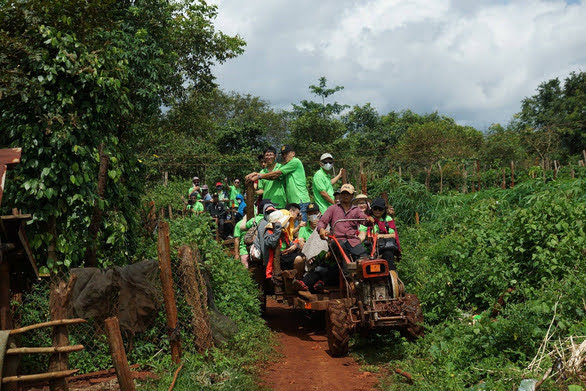Ca đoàn Thông Vi Vu đi bằng xe công nông trong chuyến thiện nguyện ở Kon Tum. Ảnh: Đăng Phú
