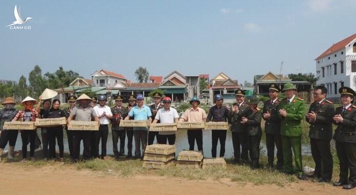 Công an tỉnh Quảng Bình đã trao tặng bà con giáo dân hàng ngàn con vịt biển giống.