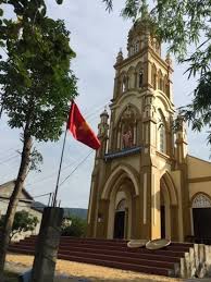 Cờ Tổ quốc được treo ởcổng nhà thờ ở giáo xứ Thanh Hà.