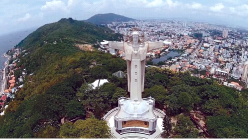 Tượng đài Chúa Kitô Vua trên đỉnh núi Tao Phùng đã được xác lập là "Tượng Chúa Giêsu lớn nhất khu vực châu Á" vào năm 2012. Ảnh: CTV