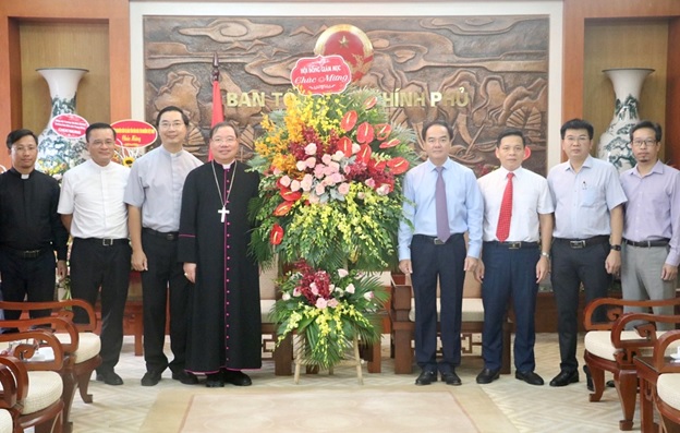Đại diện Hội đồng Giám mục Việt Nam tặng hoa chúc mừng Thứ trưởng Bộ Nội vụ Vũ Chiến Thắng. Ảnh: CTV