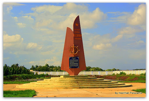 Tượng đài lưu niệm vị trí tàu không số bến Thạnh Phong.