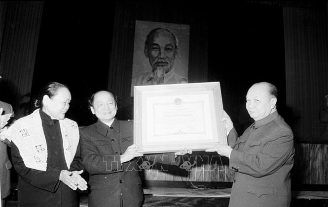 Ông Trường Trinh, Chủ tịch Ủy ban Thường vụ Quốc hội trao tặng Huân chương Sao vàng cho Mặt trận Tổ quốc Việt Nam (1980). Ảnh: TL