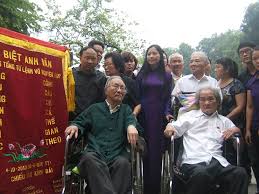 Giáo sư Phan Ngọc (bìa trái) và AHLĐ nhà văn Sơn Tùng đi xe lăn tới viếng tang Đại tướng Võ Nguyên Giáp năm 2013. Ảnh: Từ Khôi