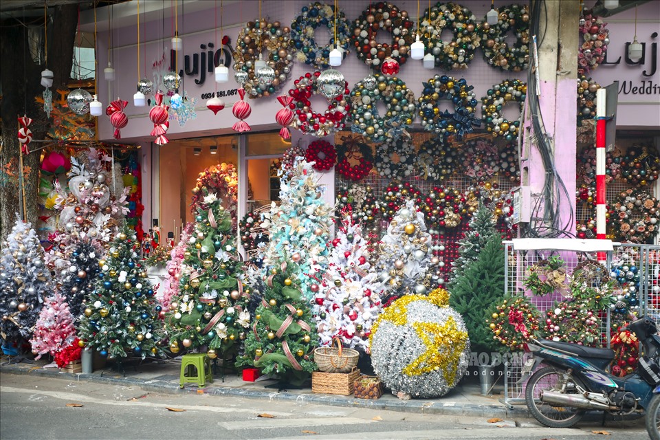Con phố Hàng Mã (Hà Nội) rực rỡ sắc màu trong Mùa Giáng sinh. Ảnh Huyền Trang