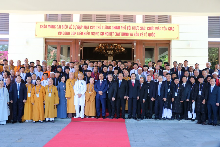 Thủ tướng Chính phủ Nguyễn Xuân Phúc với chức sắc, chức việc tôn giáo có đóng góp tiêu biểu trong sự nghiệp xây dựng và bảo vệ Tổ quốc. Ảnh: Huyền Anh