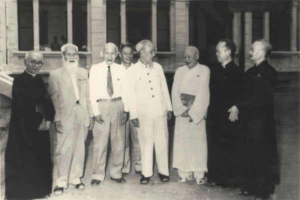 Chủ tịch Hồ Chí Minh nói chuyện thân mật với các đại biểu tôn giáo trong Quốc hội nước Việt Nam Dân chủ Cộng hòa năm 1960. Ảnh: TL