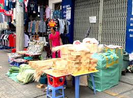 Ngoài bày bán lá dong, khu chợ Ngã ba Ông Tạ còn bày bán các loại khuôn, lạt gói bánh chưng. Ảnh: Nguyễn Hoàng