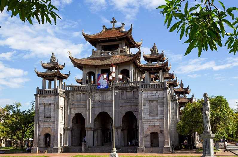 Với hơn 100 năm tuổi, nhà thờ chính tòa Phát Diệm chứng minh sự giao thoa hoàn hảo giữa Công giáo và nét kiến trúc đình, chùa truyền thống của Việt Nam. Ảnh: CTV 