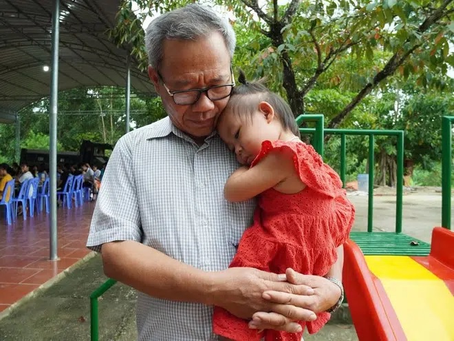 Ông Nguyễn Trung Chắt chăm sóc một bé gái 2 tuổi được ông nuôi tại Trung tâm Hy Vọng Hữu Lũng (Lạng Sơn). Ảnh: CTV Ảnh: CTV