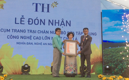 Chủ tịch tập đoàn TH- bà Thái Hương nhận quyết định kỷ lục cụm trang trại chăn nuôi bò sữa tập trung ứng dụng công nghệ cao lớn nhất châu Á của Trang trại TH tại Nghệ An. Ảnh: Minh Tuấn