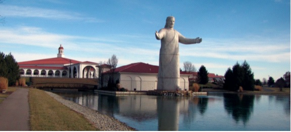 Bức tượng cho thấy Chúa Giêsu đang bước về phía trước với một cử chỉ chào đón. Ảnh: CTV 