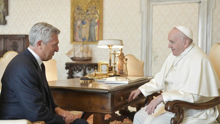 Đức Thánh Cha và ông Filippo Grandi (ANSA)