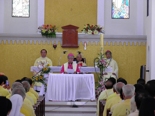 Đức Giám mục GB. Bùi Tuần chia sẻ tại thánh lễ kỷ niệm 40 năm Giám mục và 60 năm linh mục. Ảnh: CTV