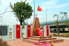 Bia tưởng niệm các liệt sĩ chiến đấu bảo vệ cầu Rạch Chiếc nằm bên chân cầu Rạch Chiếc. Ảnh: CTV