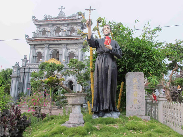 Tượng giáo sĩ I-nê-khu cao hơn 4m, với tấm bia đá có khắc ghi những chữ nho Phụng - Chủ - Mộ - Nhân ở khuôn viên Đền thánh Ninh Cường. Ảnh: CTV