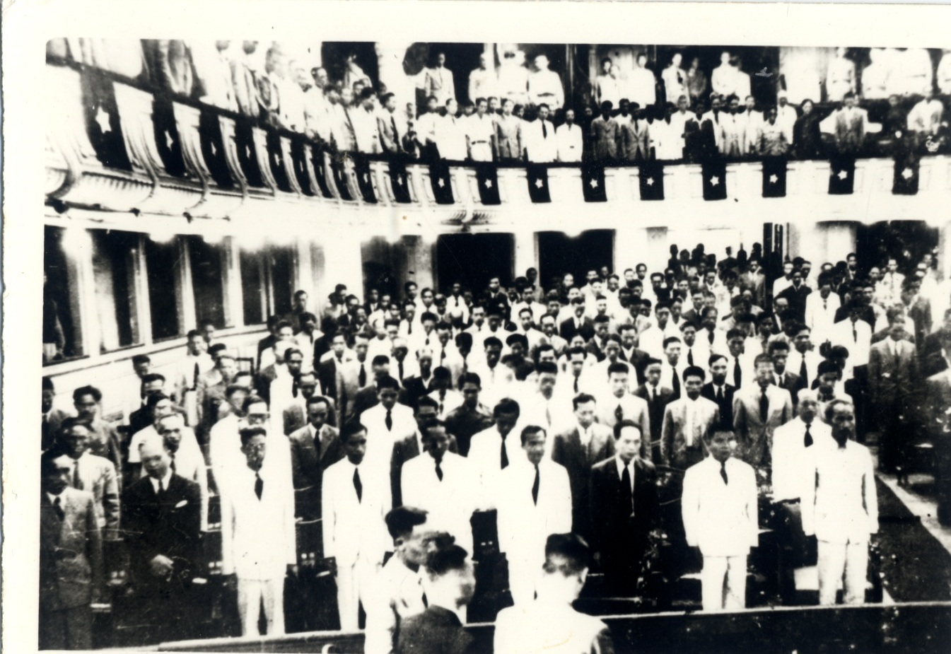 Lễ khai mạc Kỳ họp thứ hai Quốc hội khóa I ở Nhà Hát lớn, Hà Nội ngày 28/10/1946. Ảnh: Nguyễn Bá Khoản