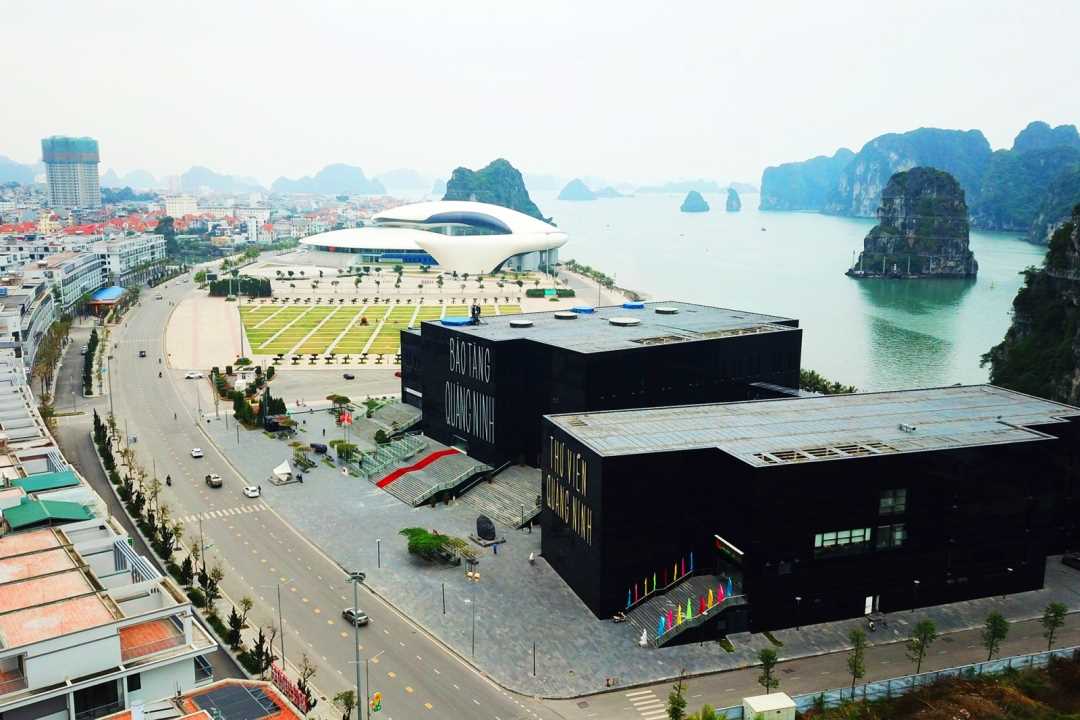Bảo tàng nằm ngay trung tâm thành phố, bên cạnh vịnh Hạ Long xinh đẹp, thơ mộng. Ảnh: Quang Phong