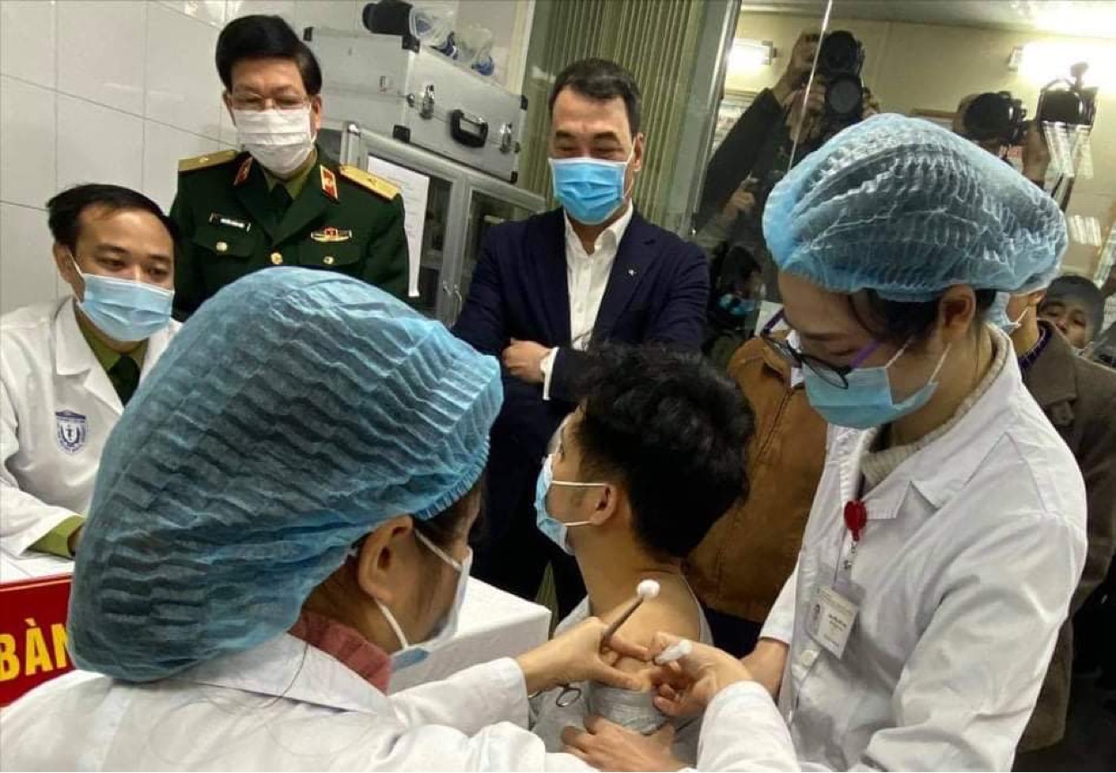 Người Việt Nam đầu tiên tiêm thử nghiệm vắc xin COVID-19 Nano Covax vào sáng ngày 17/12. Ảnh: CTV
