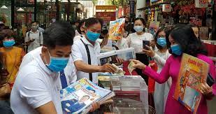 Nhiều bạn đọc đến ủng hộ mua tại sạp báo xuân ỏ Đường sách TP. Hồ Chí Minh. Ảnh: CTV