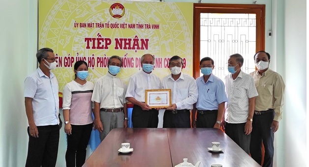 lãnh đạo MTTQ Việt Nam tiếp nhận ủng hộ của Ủy bạn Đoàn kết Công giáo tỉnh Trà Vinh