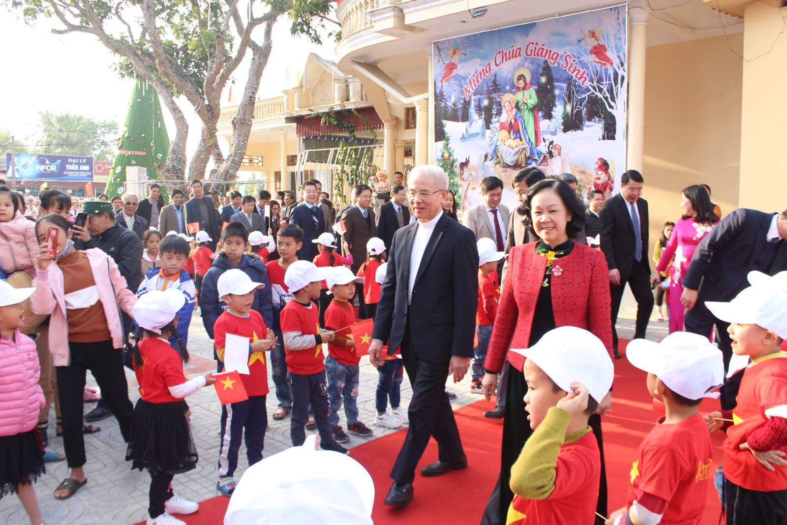 Cha Giuse Trần Xuân Mạnh đón Trưởng ban Dân vận Trung ương Trương Thị Mai thăm giáo xứ Phúc Lãng (năm 2020). 
