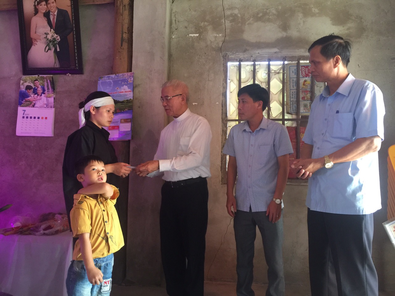 Linh mục Giuse Trần Xuân Mạnh thăm hỏi, chia buồn gia đình giáo dân bị thiệt hại vì lũ lụt ở Hà Tĩnh
