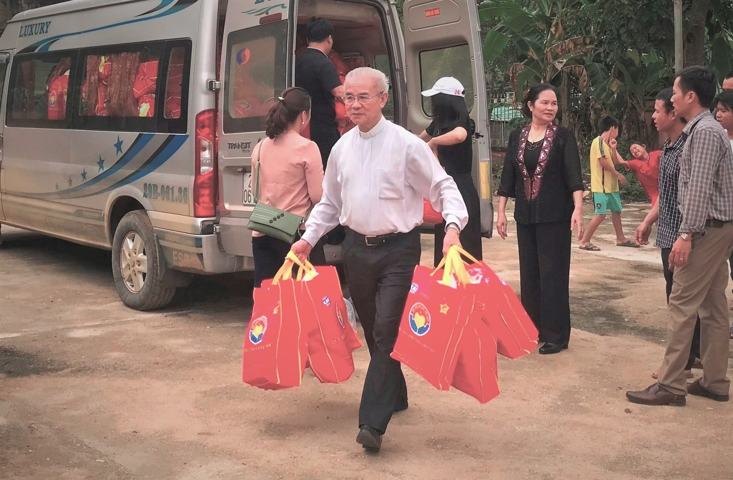 Cha Giuse Trần Xuân Mạnh trong lần đi hỗ trợ người dân bị lũ lụt.. 