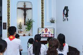 Thánh lễ trực tuyến đang dần trở nên quen thuộc hơn với các tín hữu Công giáo. Ảnh: CTV