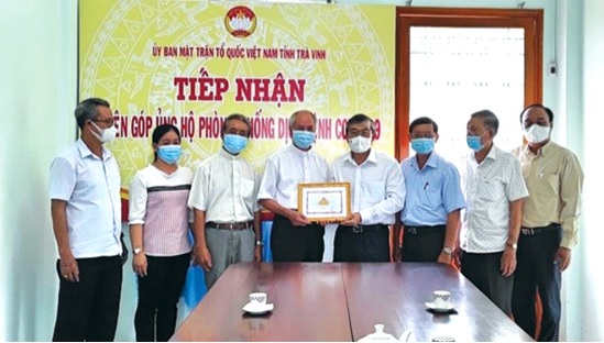 Ủy ban MTTQ Việt Nam tỉnh tiếp nhận ủng hộ của Ủy bạn Đoàn kết Công giáo Việt Nam tỉnh Trà Vinh. Ảnh: NT